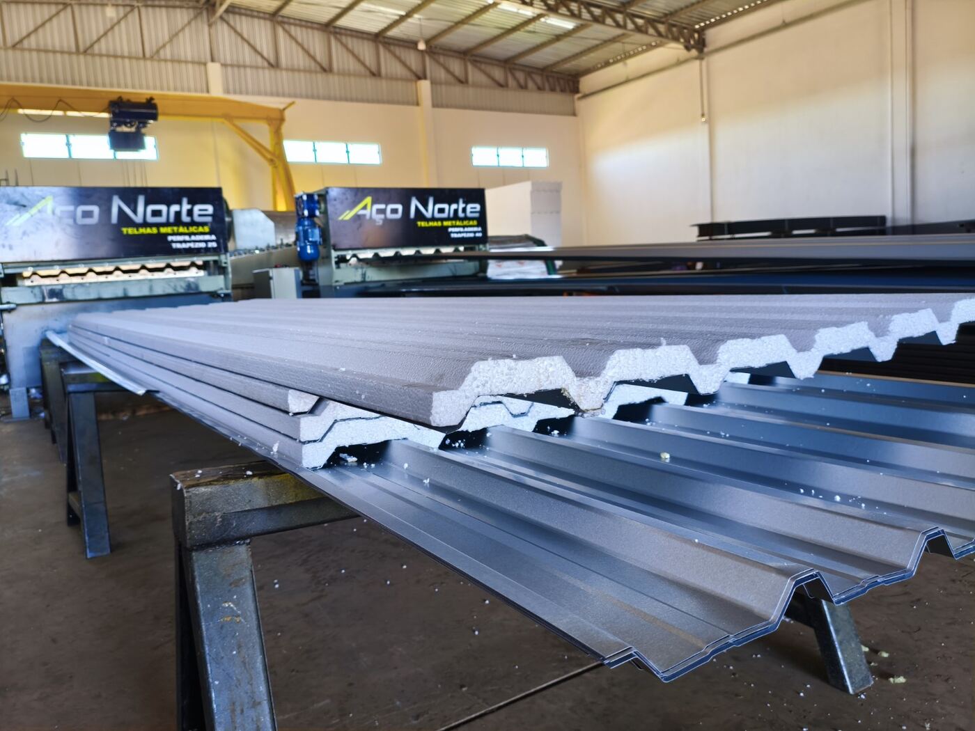 Telha semi-sanduíche em chapa galvalume